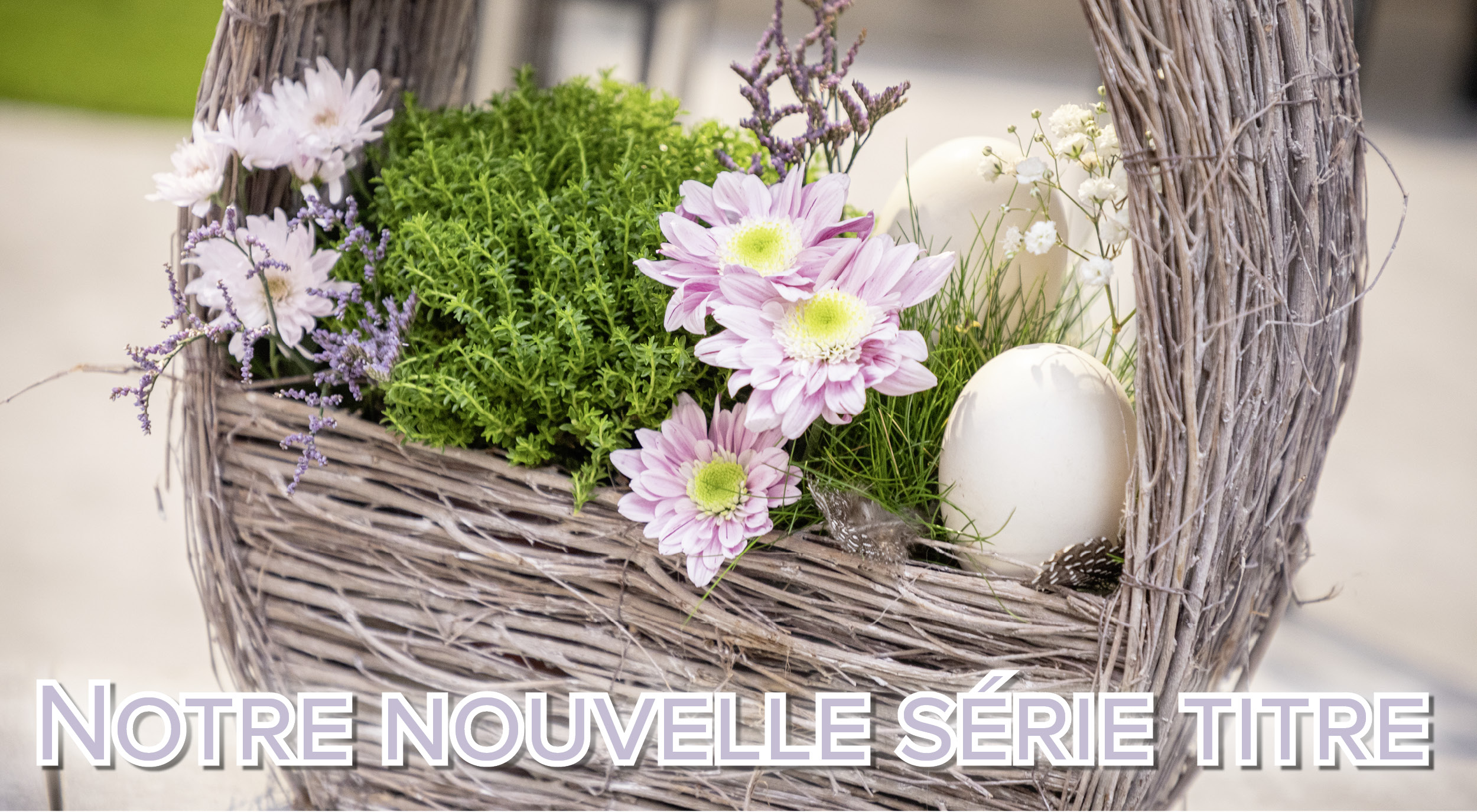 Panier décoratif : panier en osier avec fleurs roses, verdure et œufs blancs pour Pâques